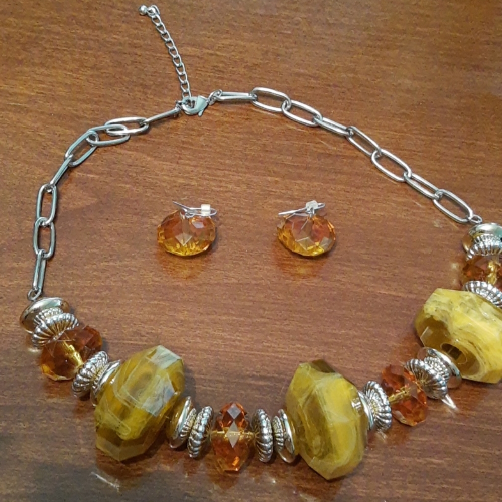 GORGEOUS necklace and earring set